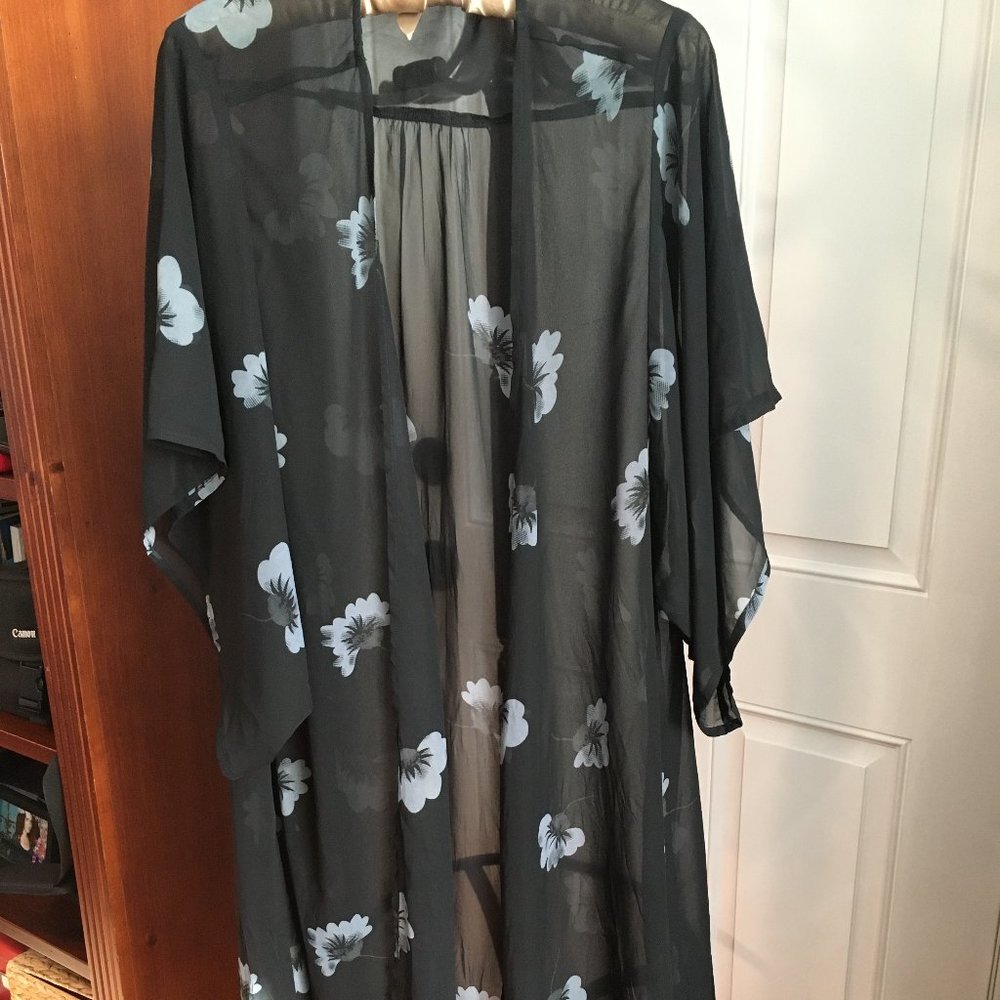 BAR III BLACK FLORAL KIMONO